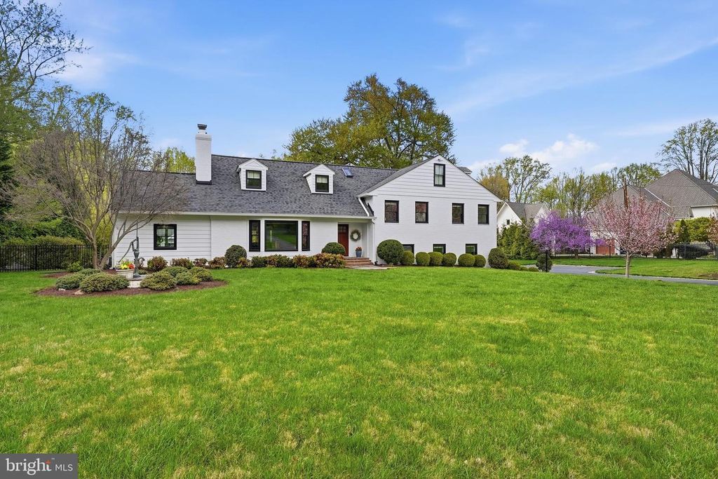 Image 3 of property listing at 10712 LOCKLAND RD, Potomac, MD 20854