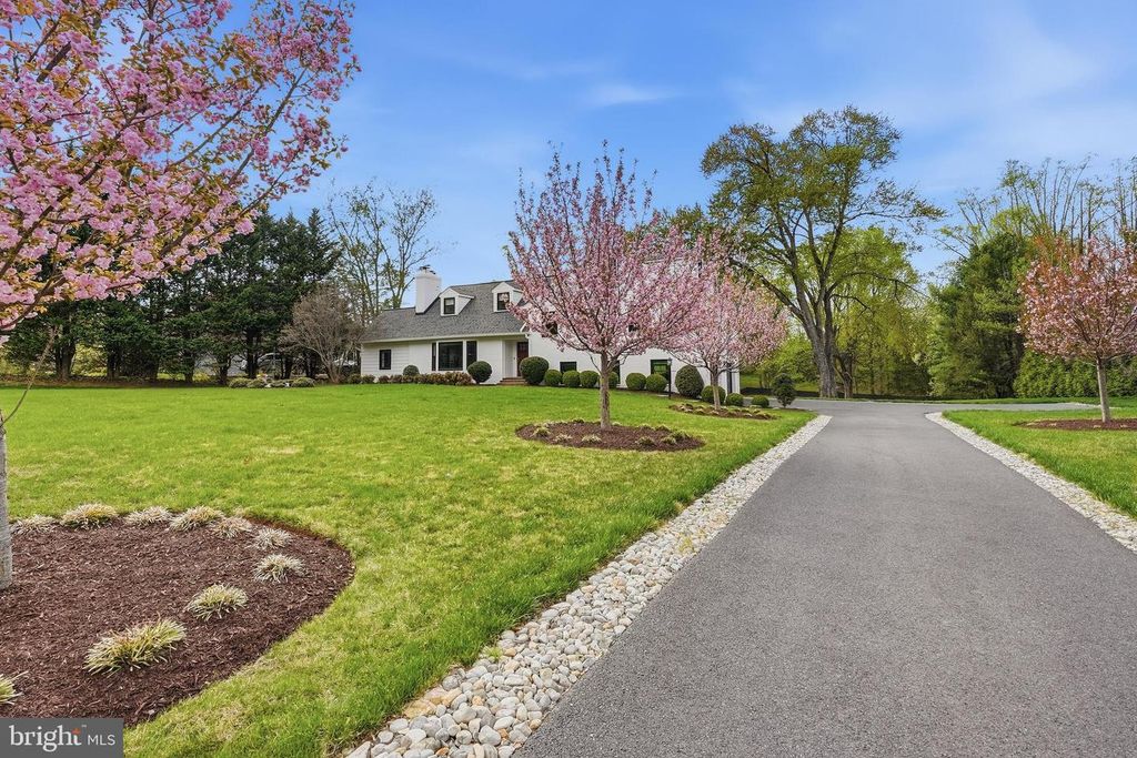 Image 4 of property listing at 10712 LOCKLAND RD, Potomac, MD 20854