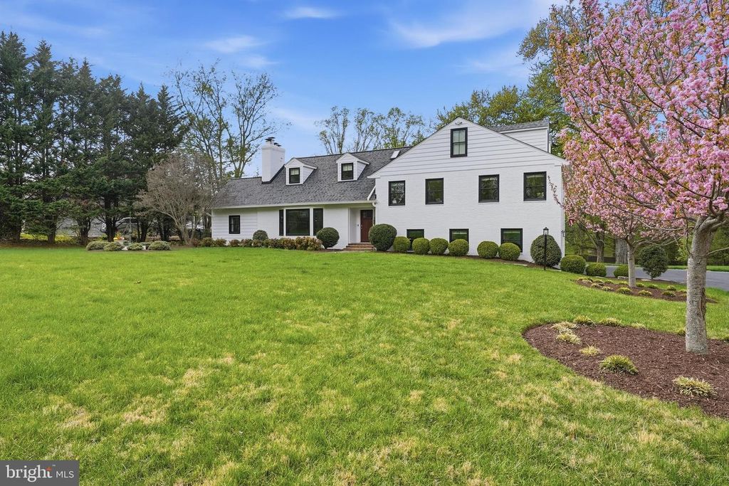 Image 5 of property listing at 10712 LOCKLAND RD, Potomac, MD 20854