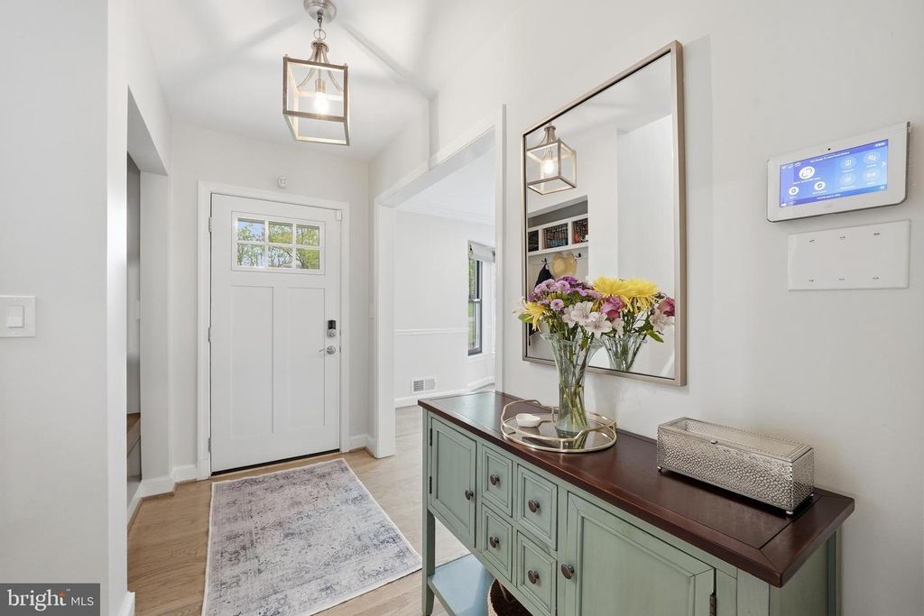 Image 6 of property listing at 10712 LOCKLAND RD, Potomac, MD 20854