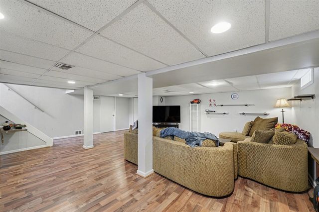 10061 Seltzer Street, Livonia, MI 48150