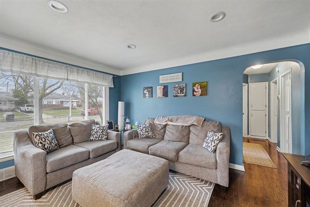 10061 Seltzer Street, Livonia, MI 48150