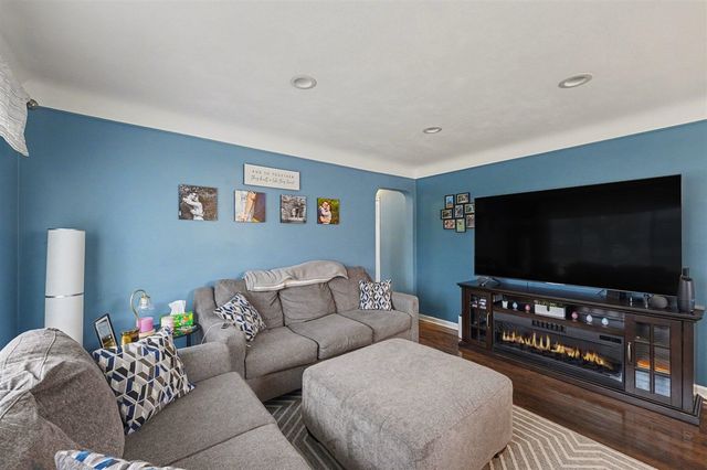 10061 Seltzer Street, Livonia, MI 48150