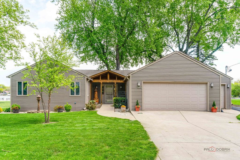 4226 N Riverdale Drive, Mchenry, IL 60051