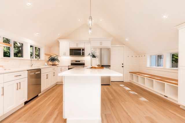 888 Phinneys Ln, Barnstable, MA 02632