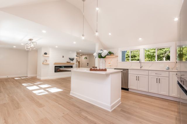 888 Phinneys Ln, Barnstable, MA 02632