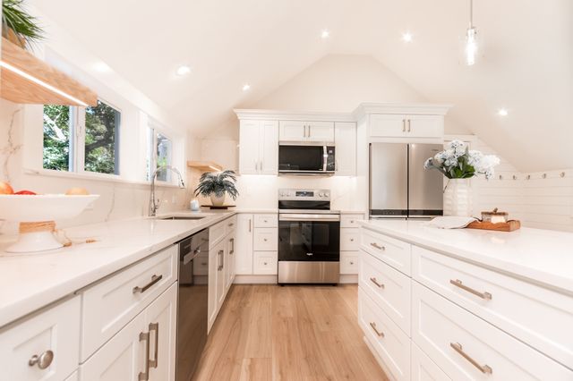 888 Phinneys Ln, Barnstable, MA 02632