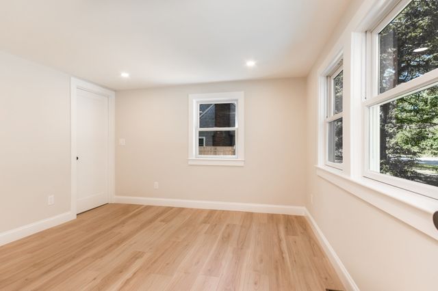 888 Phinneys Ln, Barnstable, MA 02632