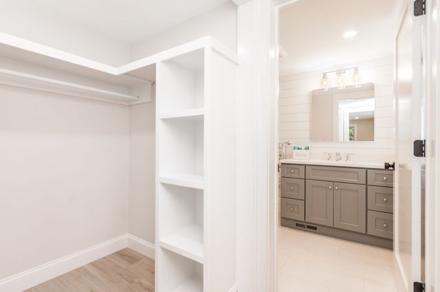 888 Phinneys Ln, Barnstable, MA 02632