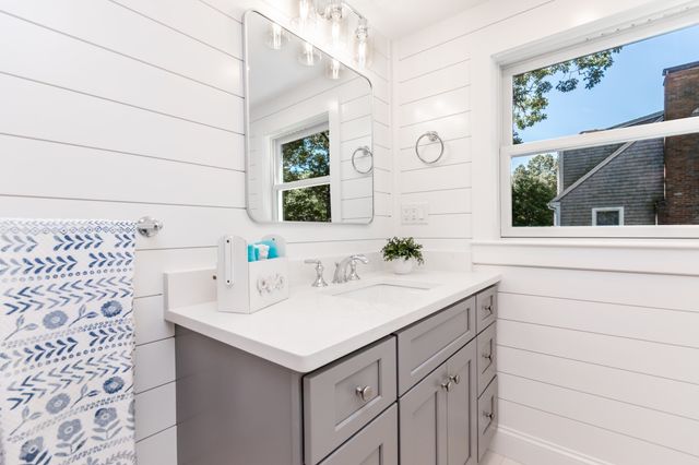 888 Phinneys Ln, Barnstable, MA 02632
