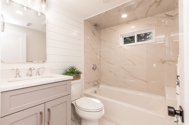 888 Phinneys Ln, Barnstable, MA 02632