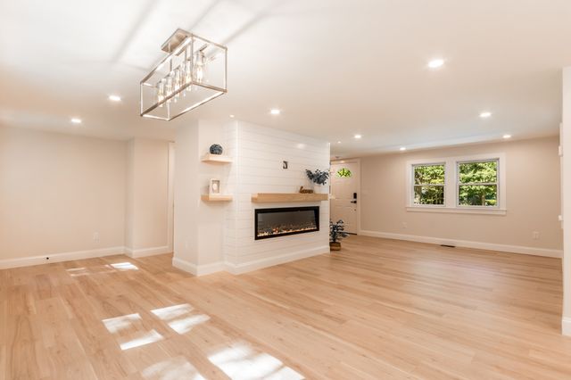 888 Phinneys Ln, Barnstable, MA 02632