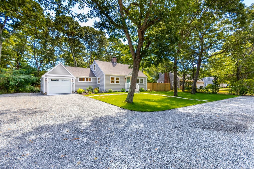 888 Phinneys Ln, Barnstable, MA 02632