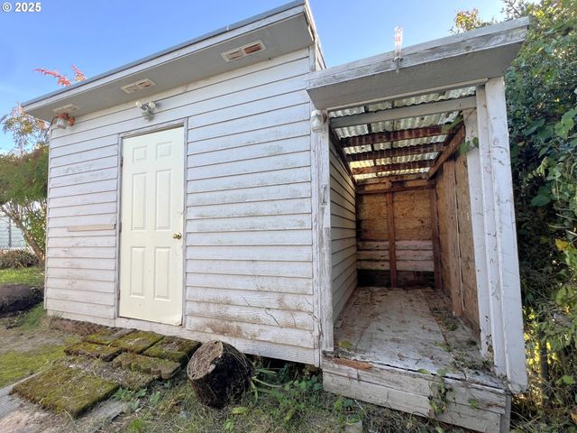 1780 MCPHERSON St, North Bend, OR 97459