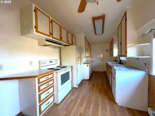 1780 MCPHERSON St, North Bend, OR 97459