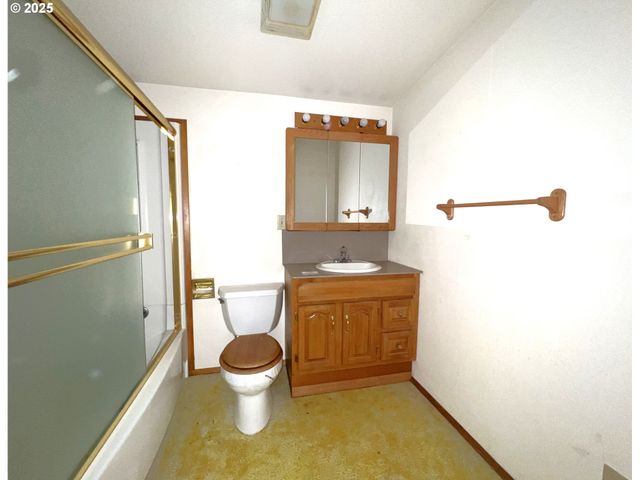 1780 MCPHERSON St, North Bend, OR 97459