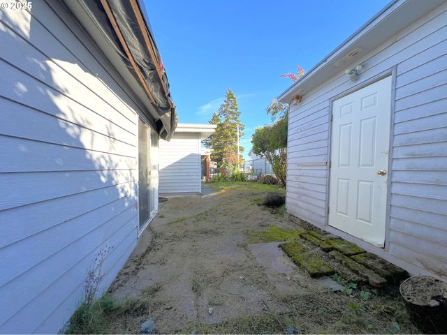 1780 MCPHERSON St, North Bend, OR 97459