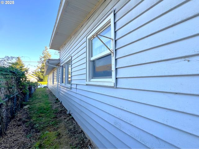 1780 MCPHERSON St, North Bend, OR 97459