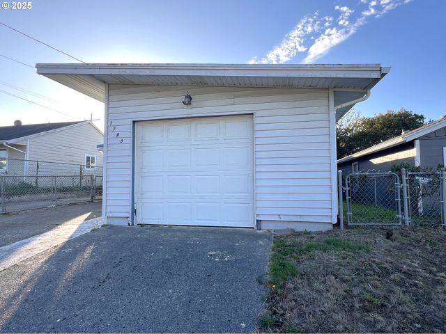 1780 MCPHERSON St, North Bend, OR 97459