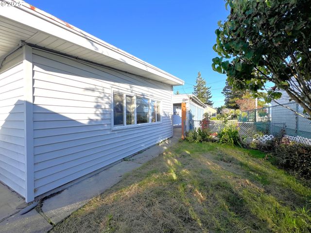 1780 MCPHERSON St, North Bend, OR 97459