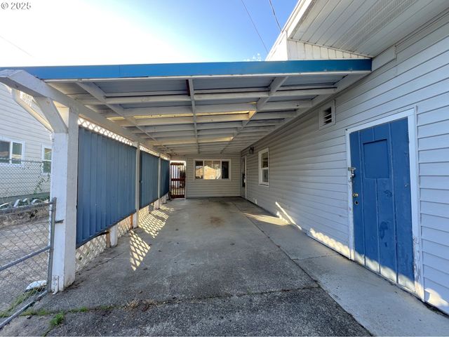 1780 MCPHERSON St, North Bend, OR 97459