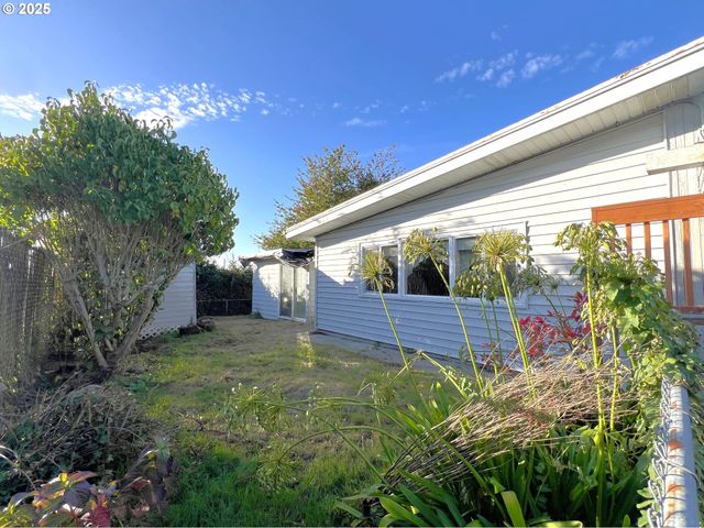 1780 MCPHERSON St, North Bend, OR 97459