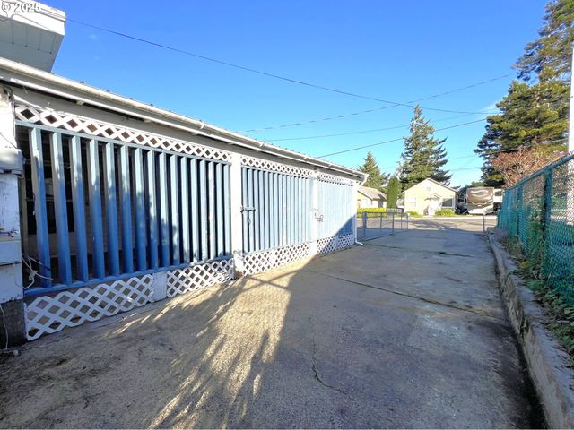 1780 MCPHERSON St, North Bend, OR 97459