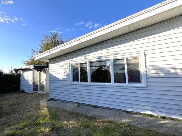 1780 MCPHERSON St, North Bend, OR 97459