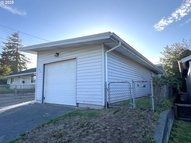 1780 MCPHERSON St, North Bend, OR 97459