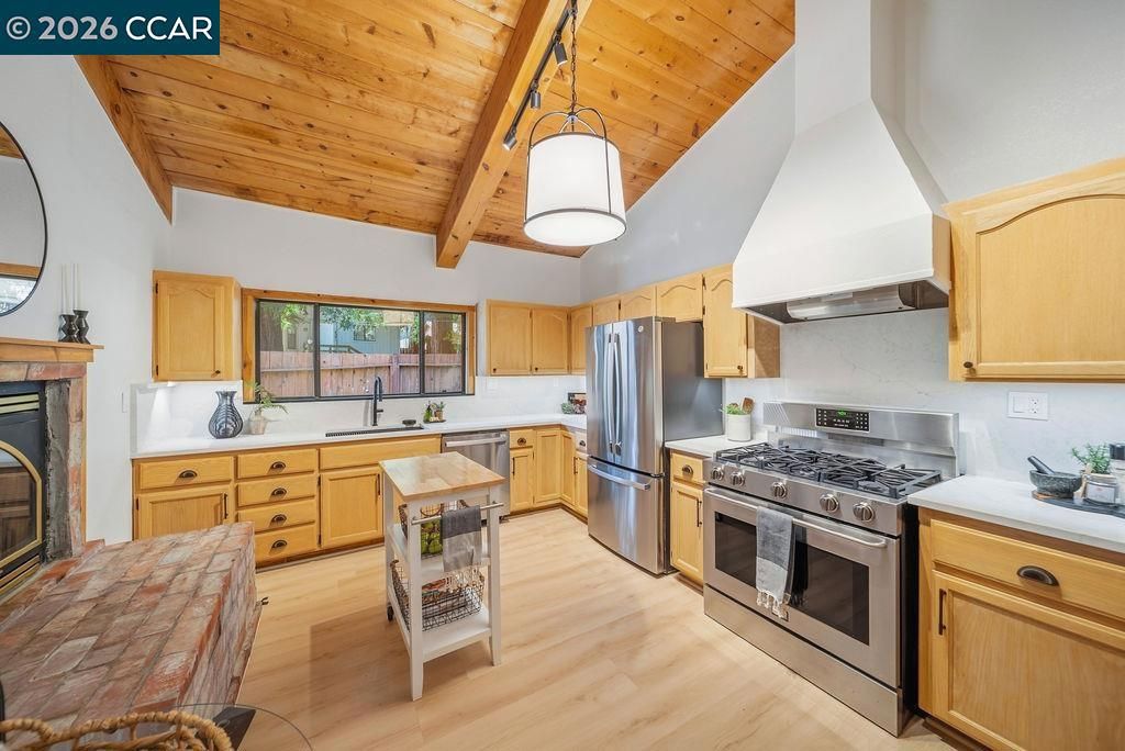 Image 13 of property listing at 18103 La Verne Dr, Los Gatos, CA 95033