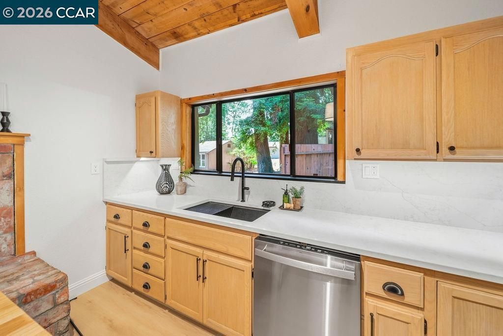 Image 14 of property listing at 18103 La Verne Dr, Los Gatos, CA 95033
