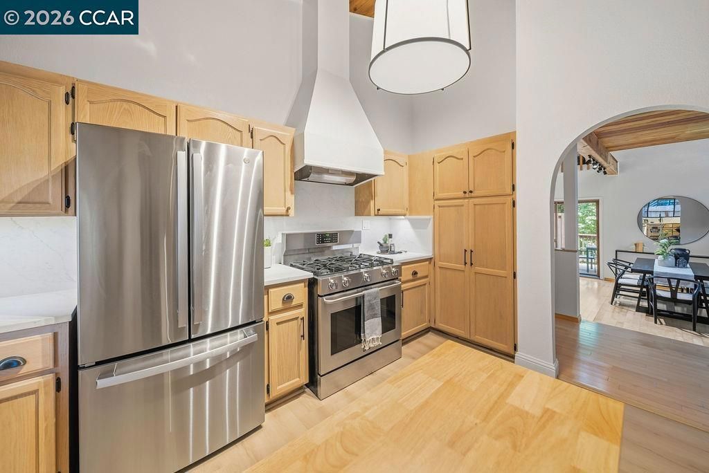Image 6 of property listing at 18103 La Verne Dr, Los Gatos, CA 95033