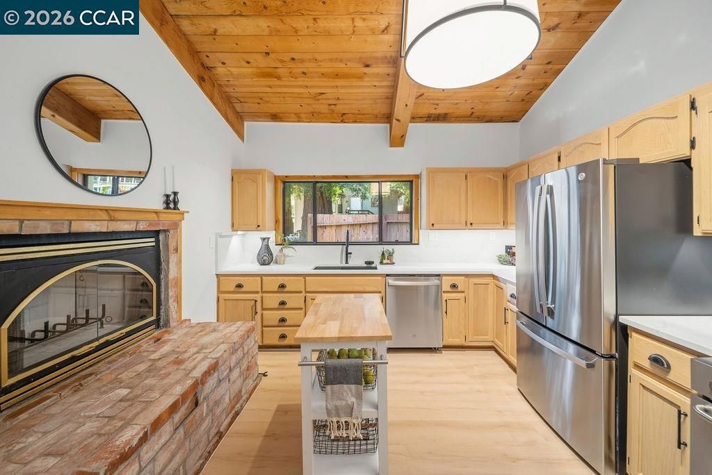 Image 7 of property listing at 18103 La Verne Dr, Los Gatos, CA 95033