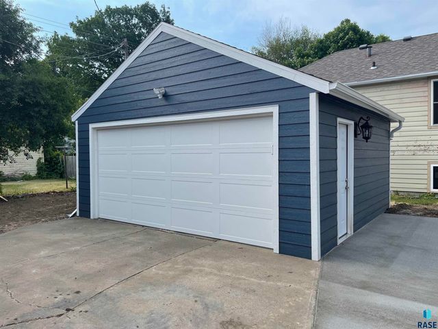 821 W 22nd St Street, Sioux Falls, SD 57105