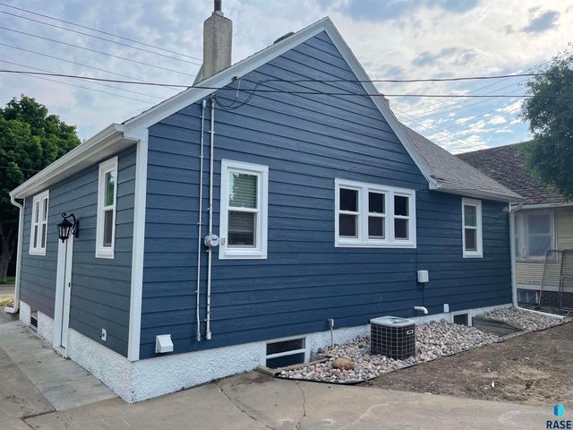 821 W 22nd St Street, Sioux Falls, SD 57105