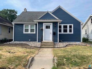 821 W 22nd St Street, Sioux Falls, SD 57105