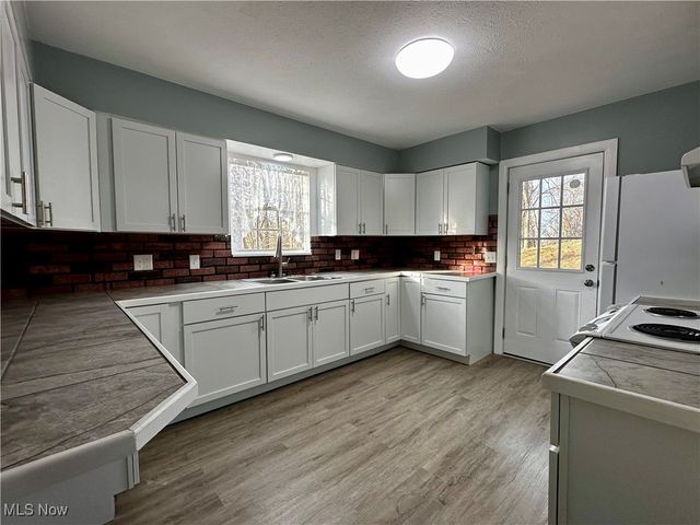 2526 Valley View Drive, Belpre, OH 45714