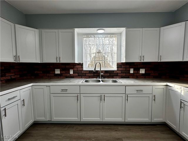 2526 Valley View Drive, Belpre, OH 45714