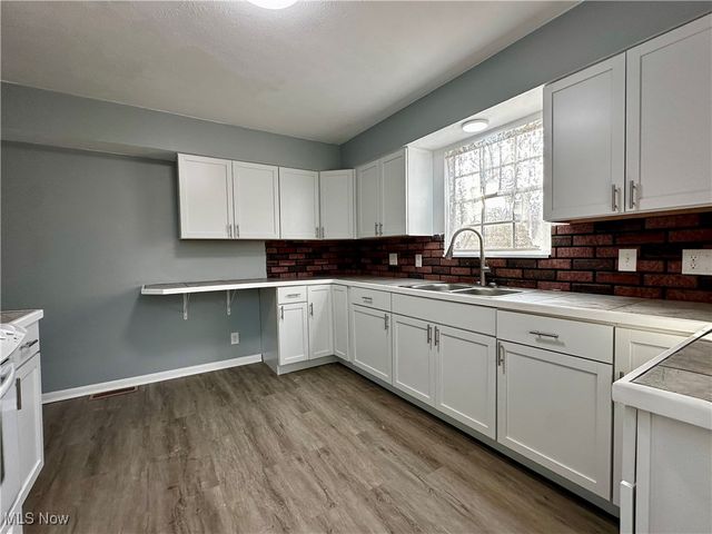 2526 Valley View Drive, Belpre, OH 45714