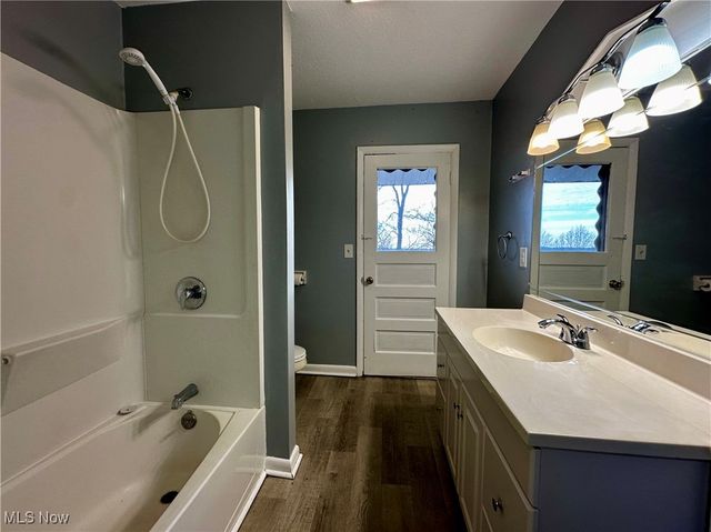 2526 Valley View Drive, Belpre, OH 45714