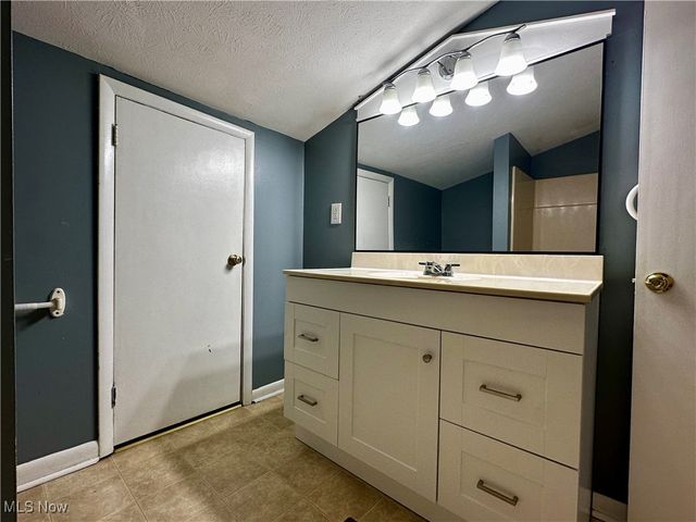 2526 Valley View Drive, Belpre, OH 45714