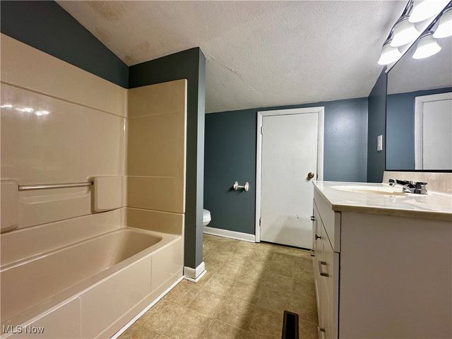 2526 Valley View Drive, Belpre, OH 45714