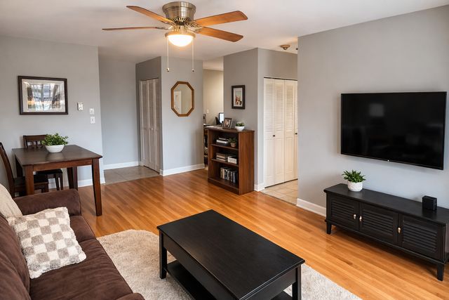 5202 Washington Street 206, Downers Grove, IL 60515