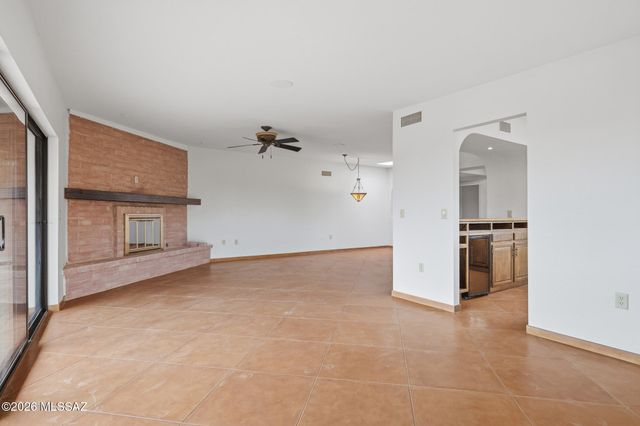 1013 W Desert Hills Drive, Green Valley, AZ 85622