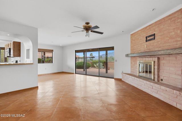 1013 W Desert Hills Drive, Green Valley, AZ 85622