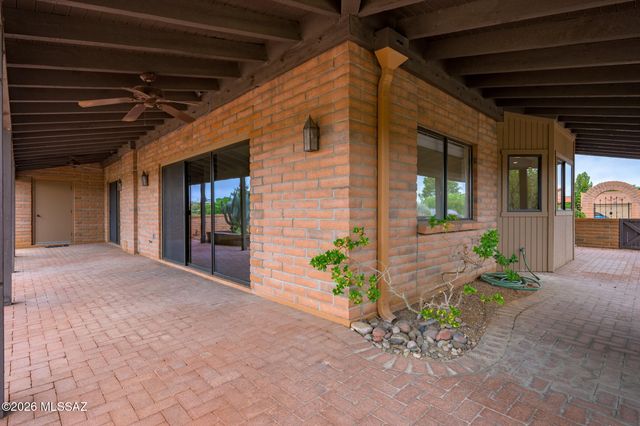1013 W Desert Hills Drive, Green Valley, AZ 85622