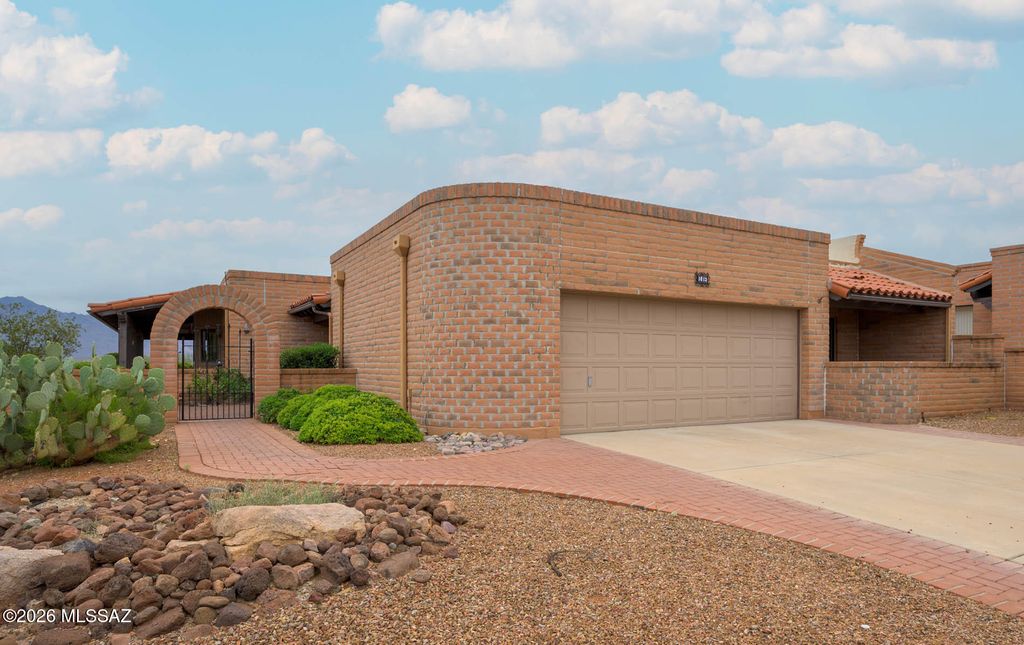 1013 W Desert Hills Drive, Green Valley, AZ 85622