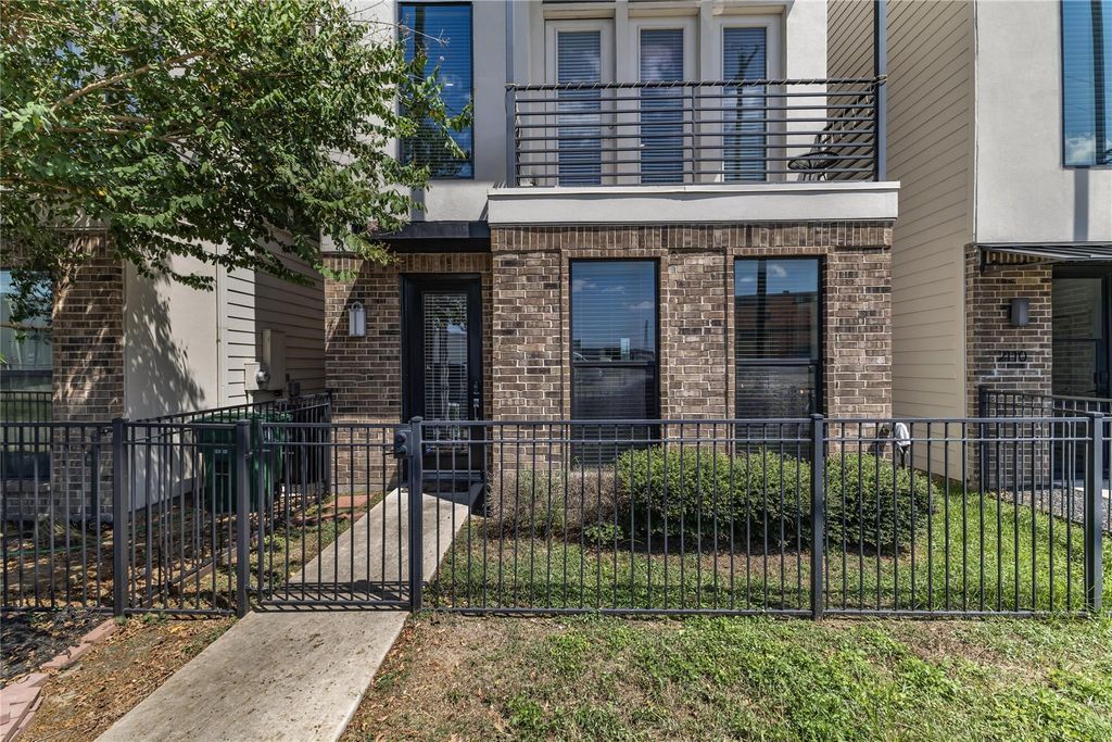 Image 1 of property listing at 2114 Sabine Street, Houston, TX 77007