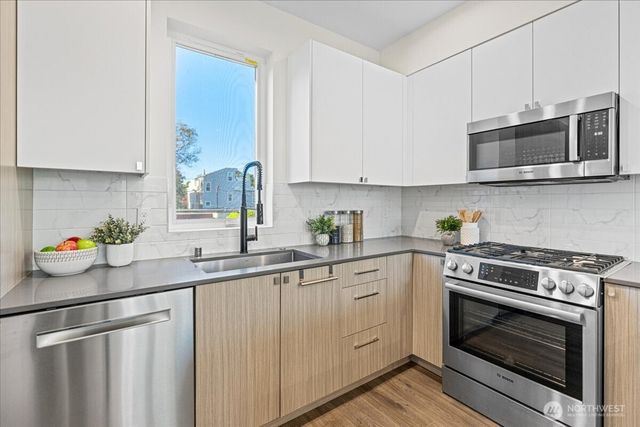 2310 W Newton Street, Seattle, WA 98199