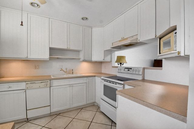 2886 E Fernley Dr Drive E 9, West Palm Beach, FL 33415